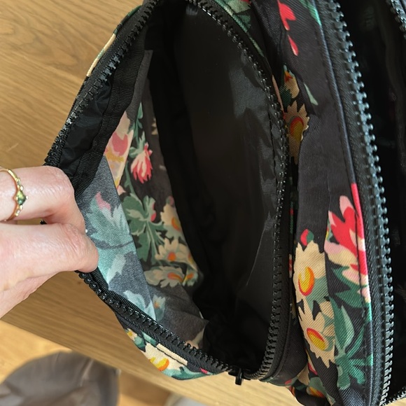 Laura Ashley X Baggu Collab. Fanny Pack. - Picture 4 of 6